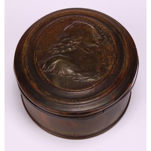 655 - Snuff - an early 18th century oval pressed horn snuff box, probably by John Obrisset, the cover with... 