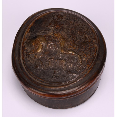 656 - Snuff - an early 18th century pressed horn snuff box, possibly by John Obrisset, the cover with a ma... 