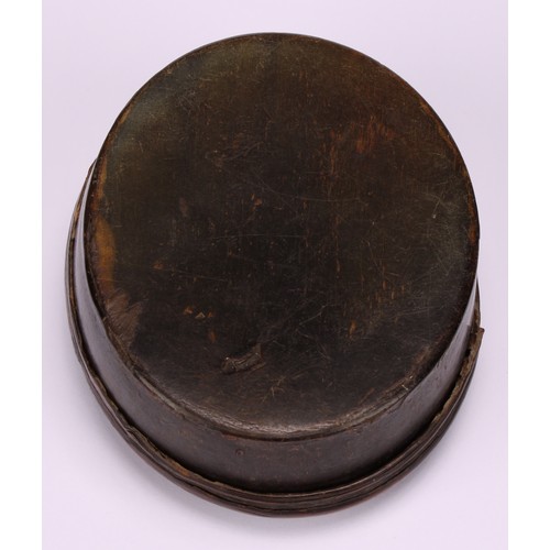 656 - Snuff - an early 18th century pressed horn snuff box, possibly by John Obrisset, the cover with a ma... 