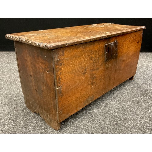 1052 - A late 16th / early 17th century oak coffer / blanket chest, of small proportions, 39.5cm high x 80c... 