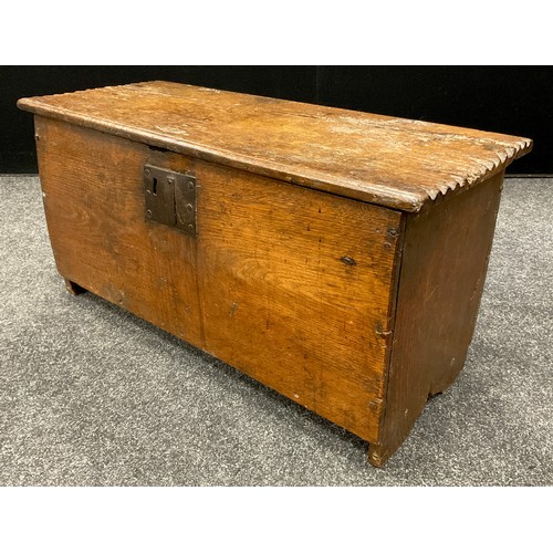 1052 - A late 16th / early 17th century oak coffer / blanket chest, of small proportions, 39.5cm high x 80c... 