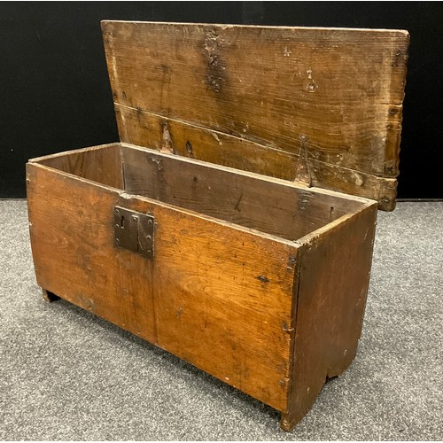 1052 - A late 16th / early 17th century oak coffer / blanket chest, of small proportions, 39.5cm high x 80c... 