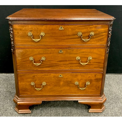 1068 - A George III revival mahogany small chest of drawers, the slightly over-sailing top, with canted cor... 