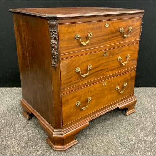 1068 - A George III revival mahogany small chest of drawers, the slightly over-sailing top, with canted cor... 