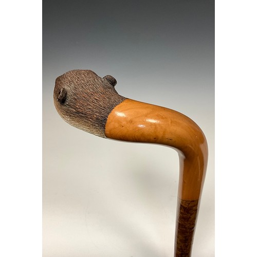 704 - A 20th century carved wooden walking stick, by Colin Christian, the handle realistically carved and ... 