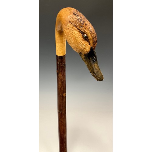 705 - A 20th century carved wooden walking stick, by Ian Taylor, the handle realistically carved as the he... 