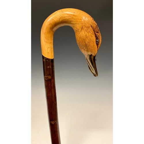 705 - A 20th century carved wooden walking stick, by Ian Taylor, the handle realistically carved as the he... 