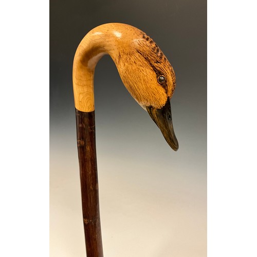 705 - A 20th century carved wooden walking stick, by Ian Taylor, the handle realistically carved as the he... 