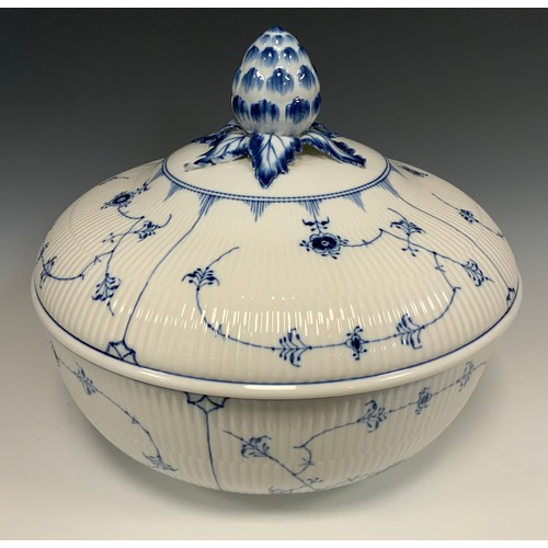 332 - A Royal Copenhagen limited edition Mussellmalet tureen with lid, blue fluted body, marks the 225 yea... 