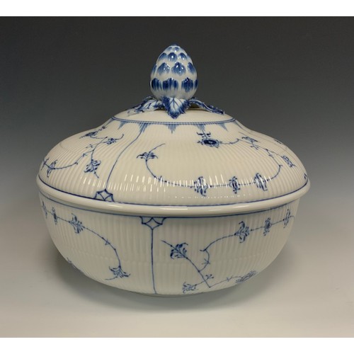 332 - A Royal Copenhagen limited edition Mussellmalet tureen with lid, blue fluted body, marks the 225 yea... 