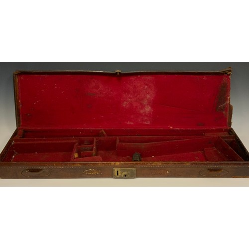 1034 - A early 20th century leather rife/gun case, 'H.B', red felt lined interior, double lever brass lock,... 