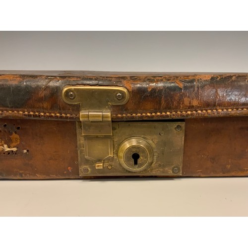 1034 - A early 20th century leather rife/gun case, 'H.B', red felt lined interior, double lever brass lock,... 