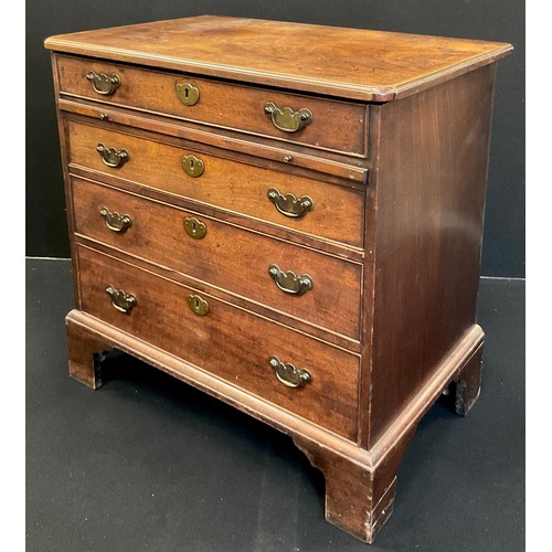 1276 - A George III mahogany bachelor’s chest, the hinged top lifting to reveal a partitioned recess with m... 