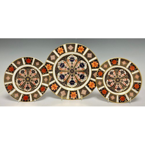 62 - A pair of Royal Crown Derby 1128 Imari pattern side plates, 16cm diameter, first quality; a 1128 Ima... 