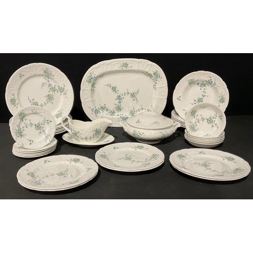 85 - A Coalport Tintern pattern dinner service for six, comprising tureen and cover, meat plate, sauce bo... 