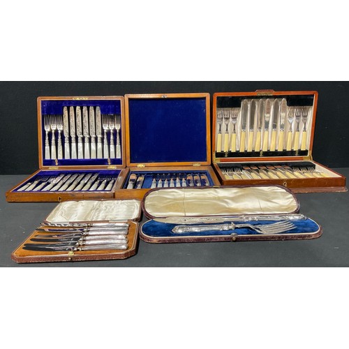 124 - A set of Victorian silver hafted fish servers, London hallmarks, cased, a/f; a set of twelve Victori... 