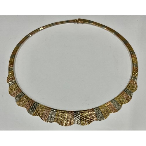 405 - A 14ct tri-colour gold fringed choker necklace, marked 585, 28.6g