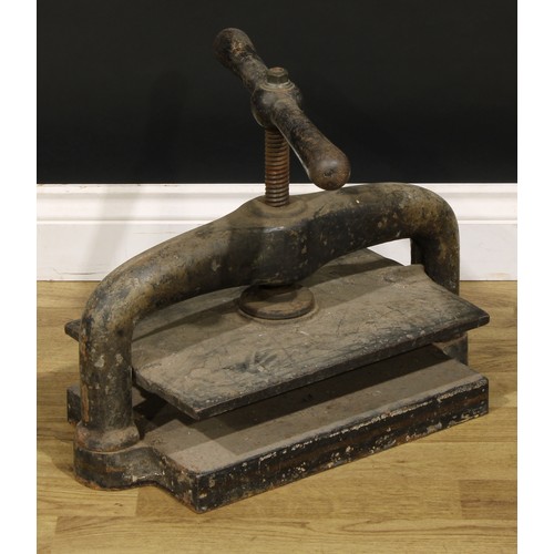 3546 - A 19th century cast metal book press