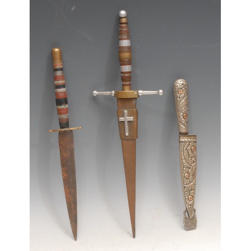 3741 - A 19th century dagger, possibly South American or Spanish, 21cm double-edged pointed blade, stacked ... 