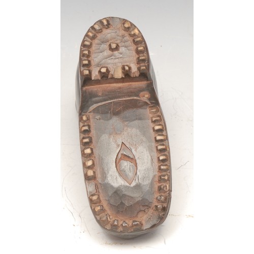 3098 - A large novelty table snuff box, as a boot, push-fitting faux hobnail sole, 14cm long