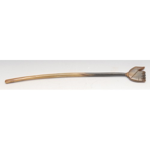 3071 - A George III horn novelty back scratcher, carved as a hand, 35cm long, early 19th century