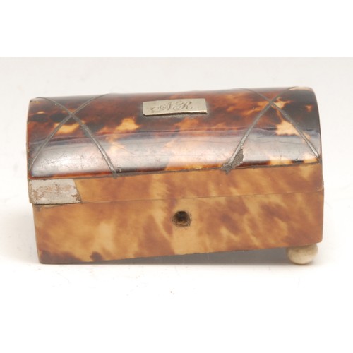 3686 - An 18th century rounded rectangular horn snuff box, hinged cover, 10cm wide; a 19th century papier m... 