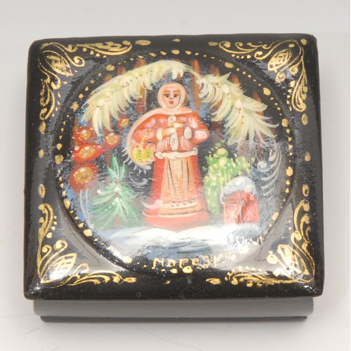 3181 - A Russian black lacquer rounded rectangular snuff box, printed and painted with a milk maid, 8cm, pr... 