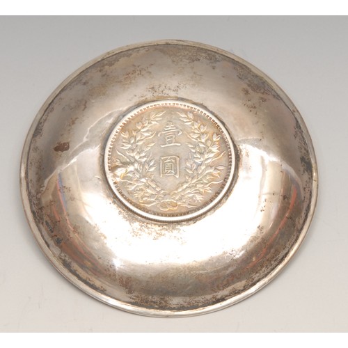 3203 - A silver coloured metal dish, set with a Chinese coin, 9cm diam, 57.3g gross