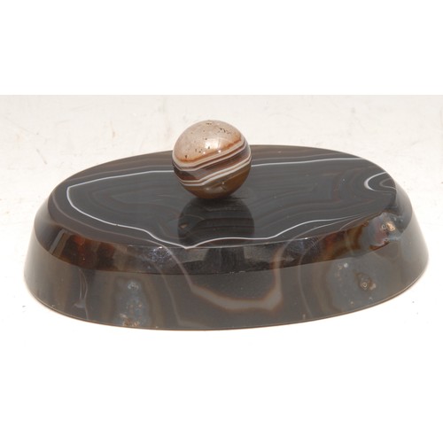 3526 - A 19th century banded agate oval desk weight, sphere finial, 11cm wide