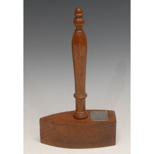 3318 - An early to mid-20th century oak presentaion masonic gavel, the silver coloured metal plaque inscrib... 