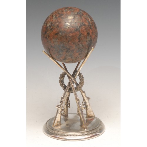 3262 - An E.P.N.S and marble desk fancy, the base with four crossed rifles supporting a sphere, 19cm high, ... 