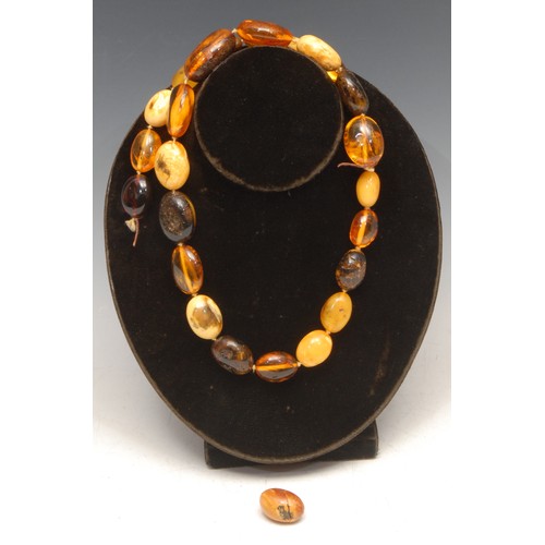 3657 - A string of amber beads, 68cm long