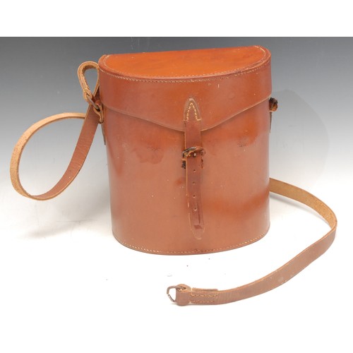 3107 - A leather travelling hunting or picnic drinks case, hinged cover enclosing a pair of frosted glass f... 