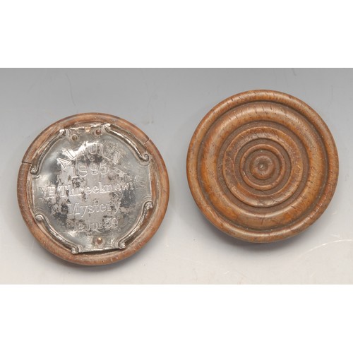 3335 - An interesting 19th century turned oak circular snuff box, the push-fitting cover with silver colour... 