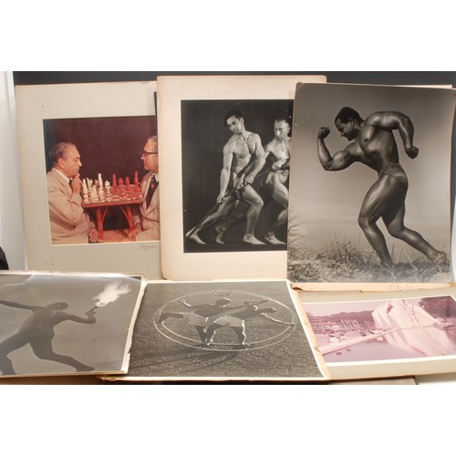 4068 - Photography - Health and Fitness - an interesting folio of large format photographs, depicting nude ... 