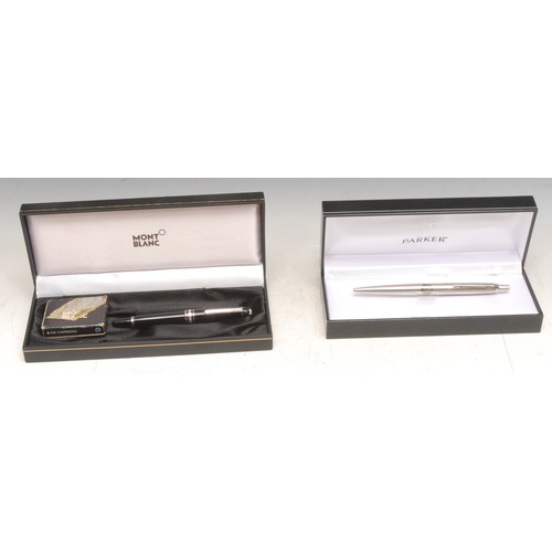 3631 - Pens - a Mont Blanc Meisterstuck fountain pen, 14k white gold nib, 11.5cm long, cased; a Parker stai... 