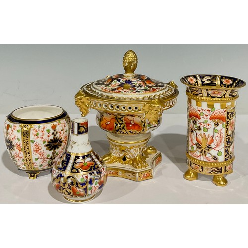 44 - A Derby Imari palette pastille burner and cover, the border with four gilded Green Man masks, quatre... 