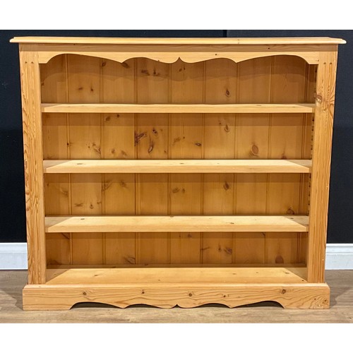 204 - A pine open bookcase, 106.5cm high, 122cm wide, 20cm deep