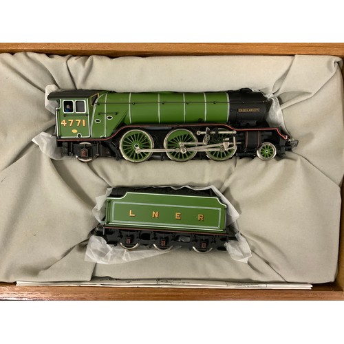 200 - A Bachmann Branch-Line 00 gauge limited edition 31-550 LNER apple green 2-6-2 Class V2 locomotive an... 