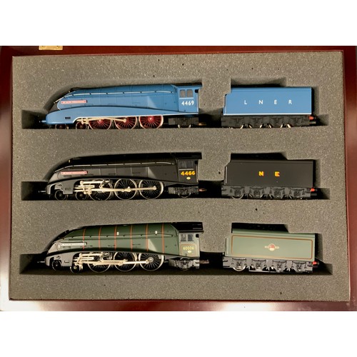 201 - Hornby Railways Sir Ralph Wedgwood Ltd Edition locomotive set. Containing 3 x 4-6-2 A4 Class Loco na... 