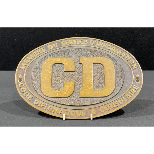 75 - An oval bronze plaque, CD, Membre Du Service D'Information Code Diplomatique & Consulaire, 29cm wide