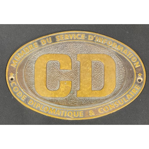 75 - An oval bronze plaque, CD, Membre Du Service D'Information Code Diplomatique & Consulaire, 29cm wide