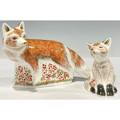 18 - A pair of Royal Crown Derby paperweights, Mother Fox and Fox Cub, gold stoppers, date mark for 2014,... 