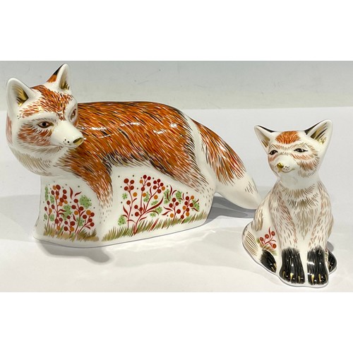 18 - A pair of Royal Crown Derby paperweights, Mother Fox and Fox Cub, gold stoppers, date mark for 2014,... 