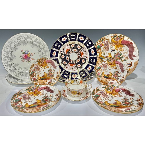 57 - A Royal Crown Derby Olde Avesbury pattern dinner plate, 26.5cm diameter; a pair of salad plates, 21c... 