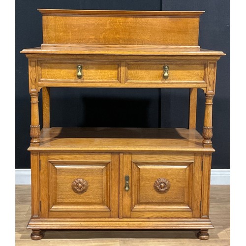 108 - An Arts & Crafts period oak buffet serving cabinet, c.1920