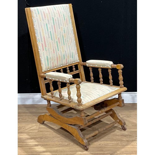 481 - An American rocking chair, c.1880