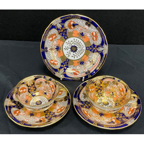 60 - Royal Crown Derby Gold Imari pattern no.4971 two tea cups and saucers, one side plate, Kings pattern... 