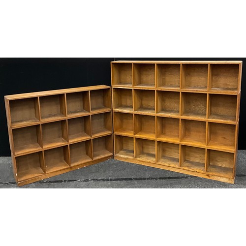 97 - A Unix ‘stacking system’ sectional oak shelving unit, composed of base, with four tiers above, each ... 