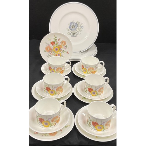 122 - A Wegdwood Summer Bouquet pattern tea set, for six;  four Susie Cooper Wedgwood Glen Mist dinner pla... 